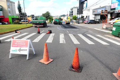 CAXIAS DO SUL, RS, BRASIL, 13/05/2025. Obras bloqueiam o trânsito da perimetral norte em Caxias. Na Perimetral Norte, o serviço de fresagem, que recorta o pavimento para receber nova camada asfáltica, bloqueia totalmente o trânsito no sentido Oeste-Leste, entre as ruas Ludovico Cavinatto e Governador Roberto Silveira. (Porthus Junior/Agência RBS)<!-- NICAID(16035882) -->
