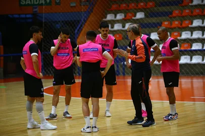 ACBF realiza treino em preparação para confronto diante do Atlântico pela Liga Nacional de Futsal. Na foto, técnico Peri Fuentes<!-- NICAID(16113050) -->