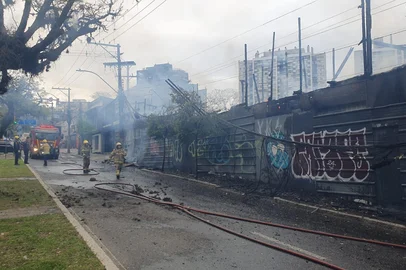 Incêndio neste começo de tarde de sexta-feira (3) atingiu uma obra na Avenida Protásio Alves, na quadra entre as ruas Heretiano Rocha e Curvelo, no sentido Centro-bairro<!-- NICAID(16138719) -->