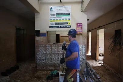 Porto Alegre, RS, Brasil, 28/10/2024 - A Unidade de Saúde Ilha dos Marinheiros começou a ser demolida na tarde desta segunda-feira, 28. Interditada desde agosto pela Secretaria Municipal de Saúde (SMS) em razão de rachaduras nas paredes e na laje, o prédio também sofreu deslocamento do solo sob as vigas, consequência da enchente de maio. - Foto: Jefferson Botega/Agência RBSIndexador: jeff botega<!-- NICAID(15901352) -->