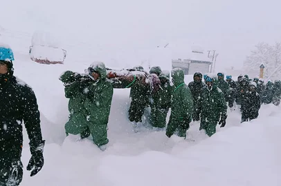 In this handout photo taken and released by the State Disaster Response Force (SDRF) on February 28, 2025, rescuers carry Border Roads Organisation (BRO) workers after an avalanche near Mana village in Chamoli district. Over 40 construction workers were missing while 15 others were rescued after an avalanche in India's Himalayan state of Uttarakhand following heavy snowfall, officials said on February 28. (Photo by State Disaster Response Force (SDRF) / AFP) / RESTRICTED TO EDITORIAL USE - MANDATORY CREDIT "AFP PHOTO / State Disaster Response Force (SDRF)" - NO MARKETING NO ADVERTISING CAMPAIGNS - DISTRIBUTED AS A SERVICE TO CLIENTSEditoria: DISLocal: ManaIndexador: -Secao: avalanche/landslideFonte: State Disaster Response Force (SFotógrafo: STR<!-- NICAID(15985781) -->