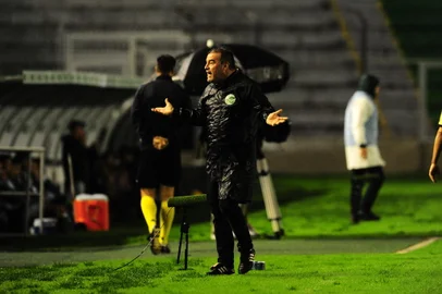 CAXIAS DO SUL, RS, BRASIL, 05/05/2023. Juventude x Guarani, jogo válido pela 4ª rodada da série A do Campeonato Brasileiro e realizado no estádio Alfredo Jaconi. Na foto, técnico Pintado, do Ju. (Porthus Junior/Agência RBS)<!-- NICAID(15419117) -->