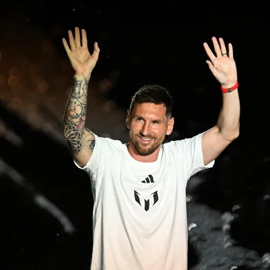Argentine soccer star Lionel Messi waves as he is presented as the newest player for Major League Soccer's Inter Miami CF, at DRV PNK Stadium in Fort Lauderdale, Florida, on July 16, 2023. (Photo by CHANDAN KHANNA / AFP)<!-- NICAID(15484288) -->