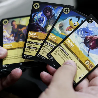 PORTO ALEGRE, RS, BRASIL, 23-07-2026: Atualmente o Disney Lorcana é um dos fenômenos recentes de maior destaque no mundo dos Trading Card Games (TCGs). Em Porto Alegre, as cartas já são febre entre os colecionadores. Fotos: Duda Fortes/Agencia RBS<!-- NICAID(16332587) -->