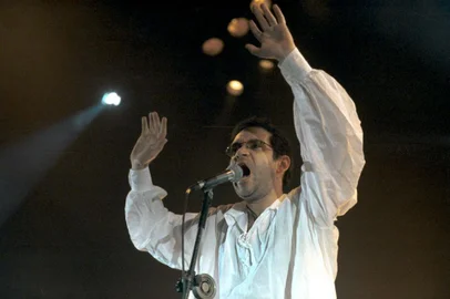 Renato Russo na sua última apresentação no Gigantinho em 1994#PÁGINA: 7#EDIÇÃO: 2ª#ENVELOPE: 138999<!-- NICAID(669471) -->