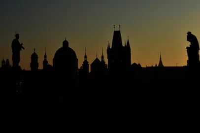Statues on the Charles Bridge in Prague silhouette against the sky as sun rises on February 13, 2017. Michal Cizek / AFPEditoria: LIFLocal: PragueIndexador: MICHAL CIZEKSecao: tourismFonte: AFPFotógrafo: STR<!-- NICAID(12732494) -->