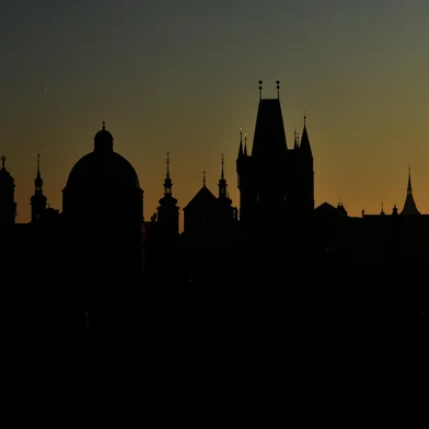 Statues on the Charles Bridge in Prague silhouette against the sky as sun rises on February 13, 2017. Michal Cizek / AFPEditoria: LIFLocal: PragueIndexador: MICHAL CIZEKSecao: tourismFonte: AFPFotógrafo: STR<!-- NICAID(12732494) -->