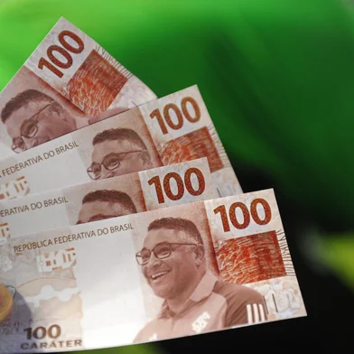 CAXIAS DO SUL, RS, BRASIL, 01/09/2024. Juventude x Internacional, clássico Ju-Venal, jogo válido pela 25ª rodada da Série A do Campeonato Brasileiro e realizado no estádio Alfredo Jaconi. É o sétimo confronto entre as equipes nesta temporada. Torcida do Juventude joga notas falsas em alusão ao técnico Roger Machado (Porthus Junior/Agência RBS)<!-- NICAID(15855674) -->