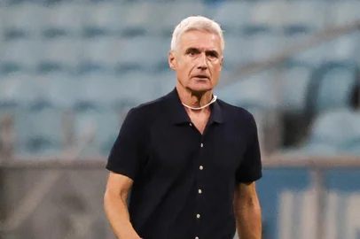 PORTO ALEGRE, RS, BRASIL, 14-04-2026 Grêmio vs Deportivo Riestra. Duelo válido pela fase de grupos da Copa Sul-Americana 2026. Na foto, o técnico do Grêmio, Luís Castro. Foto: Renan Mattos/Agência RBS<!-- NICAID(16266033) -->