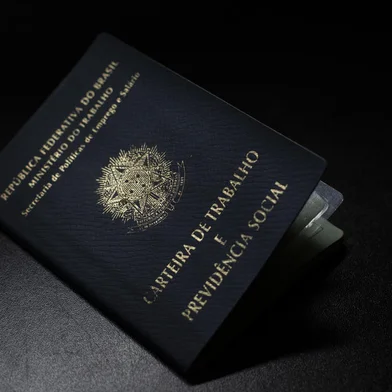 PORTO ALEGRE, RS, BRASIL - Produção de imagens para uso em matérias que normalmente não temos cases ou imagens para ilustrar. Na imagem: carteira de trabalho (CTPS) (Foto: Jefferson Botega/Agencia RBS)Indexador: Jefferson Botega<!-- NICAID(14586318) -->