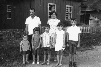 Trajetória de dona Luisa Angelina Cassol Malgarizi, que faleceu em 13 de fevereiro, aos 89 anos. Na foto: Luisa e o esposo Alcides Malgarizi com os cinco filhos mais velhos em 1967. Legenda: Alcides e Luisa atrás. Crianças: Alberto, Maria Inês, Carlos Roberto, Véra Lúcia e Antonio.<!-- NICAID(15979785) -->
