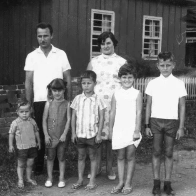Trajetória de dona Luisa Angelina Cassol Malgarizi, que faleceu em 13 de fevereiro, aos 89 anos. Na foto: Luisa e o esposo Alcides Malgarizi com os cinco filhos mais velhos em 1967. Legenda: Alcides e Luisa atrás. Crianças: Alberto, Maria Inês, Carlos Roberto, Véra Lúcia e Antonio.<!-- NICAID(15979785) -->