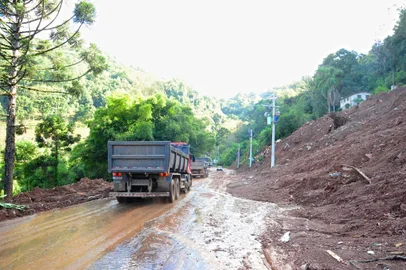 Ministro dos Transportes confirma que BR-116, entre Caxias e Vila Cristina, será liberada em sistema pare e siga nesta quinta-feira Renan Filho divulgou em suas redes sociais que o tráfego de veículos voltará a ser permitido do centro da cidade até a ponte sobre o Rio Caí, que seguirá bloqueada<!-- NICAID(15764628) -->