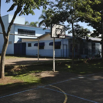 CAXIAS DO SUL, RS, BRASIL, 17/03/2022. A reportagem foi até a Escola Carlim Fabris, no bairro Desvio Rizzo para acompanhar as melhorias necessárias. Entre os problemas apresentados estão a falta de pátio e quadra para os alunos. (Bruno Todeschini/Agência RBS)<!-- NICAID(15044561) -->