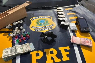 Homem é preso na BR-293, em Bagé, após dizer que ganhou pistola em aposta de jogo de azar<!-- NICAID(16328965) -->