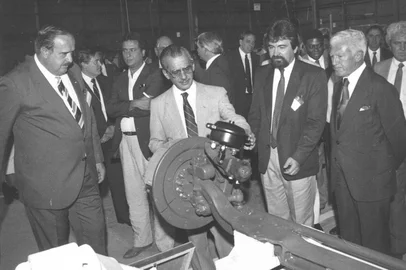 Acervo Memorial do Transporte de Cargas / divulgação Há 40 anos, Caxias testemunhava a chegada da Master Freios, hoje a maior fabricante de freios para caminhões, ônibus e semirreboques da América Latina. Joint venture da Randoncorp com o grupo americano Cummins, a empresa foi constituída oficialmente em 24 de abril de 1986, durante uma solenidade que reuniu diretores, colaboradores, industrialistas e representantes do poder público municipal e estadual. Além dos empresários Raul Randon, Erino Tonon e Astor Schmitt, participaram Leonard Buckmann, diretor da então Rockwell International Corporation (Meritor, que atualmente é parte do grupo Cummins), o cônsul dos Estados Unidos, George Lennon; Pedro Simon, Ministro da Agricultura do governo Sarney; o governador do Estado, Jair Soares; o prefeito Victorio Trez e os secretários Flávio Ioppi, Rosendo Prieto e Luiz Adams. Legenda: Raul Randon, Pedro Simon, Erino Tonon e Victorio Trez conferem a linha de produção e a demonstração do freio Master.<!-- NICAID(16303635) -->