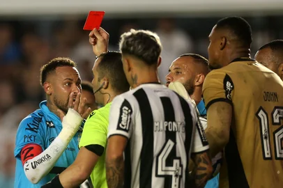 SANTOS X BOTAFOGO SP - BRASILEIRÃO/SANTOS X BOTAFOGO  - ESPORTES - O atacante Neymar, do Santos, é expulso de campo na partida entre o Santos e Botafogo válida pela 11ª rodada do   Campeonato Brasileiro 2025, realizada na tarde deste domingo (1), no Estádio Urbano Caldeira (Vila Belmiro, em   Santos.   01/06/2025 - Foto: GUILHERME DIONíZIO/CÓDIGO19/ESTADÃO CONTEÚDOEditoria: ESPORTESLocal: SANTOSIndexador: GUILHERME DIONíZIOFonte: CÃ³digo 19Fotógrafo: CÓDIGO19<!-- NICAID(16050345) -->