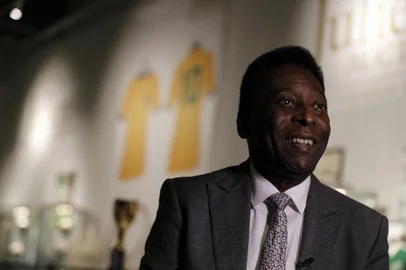 Former Brazilian footballer Pele talks during an media interview at a preview for an auction of his memorabilia in London on June 1, 2016. - The three-time World Cup winner and FIFA Player of the Century is offering to auction his vast memorabilia collection including awards, personal property and iconic items from his entire career. The collection is being offered by Julien's Auction House on June 7, 8, 9 in London. (Photo by ADRIAN DENNIS / AFP)Editoria: HUMLocal: LondonIndexador: ADRIAN DENNISSecao: soccerFonte: AFPFotógrafo: STR<!-- NICAID(15304067) -->