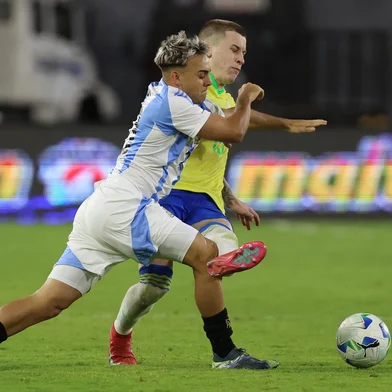 Argentina's forward #20 Alexander Woiski and Brazil's defender #13 Igor Serrote  fight for the ball during the 2025 South American U-20 football championship final round match between Brazil and Argentina at the Brígido Iriarte stadium in Caracas on February 13, 2025. (Photo by Edison GAMEZ / AFP)<!-- NICAID(15976368) -->