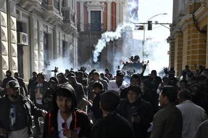 Military troops fire tear gas at people outside the Quemado Palace at the Plaza Murillo in La Paz on June 26, 2024. Bolivian President Luis Arce on Wednesday denounced the unauthorized gathering of soldiers and tanks outside government buildings in the capital La Paz, saying "democracy must be respected." "We denounce irregular mobilizations by some units of the Bolivian Army," Arce wrote on the X social network. Former president Evo Morales wrote on the same medium that "a coup d'état is brewing." (Photo by AIZAR RALDES / AFP)<!-- NICAID(15798875) -->