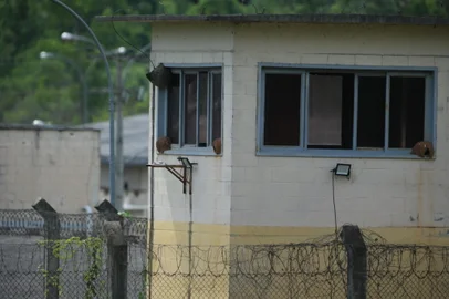 CANOAS, RS, BRASIL - 25/11/2024 - Situação da Penitenciária Estadual de Canoas, dos complexos II, III e IV. Lonas invadem a entrada do local, inclusive com sinal de internet. FOTO: RONALDO BERNARDI, AGÊNCIA RBS<!-- NICAID(15921147) -->