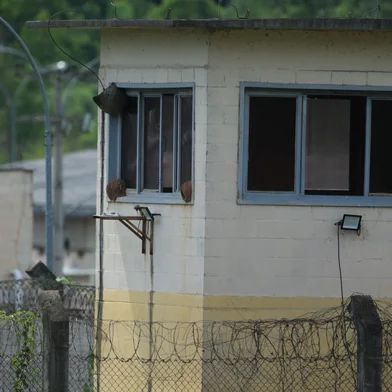 CANOAS, RS, BRASIL - 25/11/2024 - Situação da Penitenciária Estadual de Canoas, dos complexos II, III e IV. Lonas invadem a entrada do local, inclusive com sinal de internet. FOTO: RONALDO BERNARDI, AGÊNCIA RBS<!-- NICAID(15921147) -->