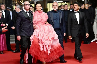 (From L) Brazilian producer Janaina Bernardes, Brazilian actress Nataly Rocha, Brazilian director Karim Ainouz and Brazilian actor Iago Xavier arrive for the screening of the film "Motel Destino" at the 77th edition of the Cannes Film Festival in Cannes, southern , on May 22, 2024. (Photo by Christophe SIMON / AFP)Editoria: ACELocal: CannesIndexador: CHRISTOPHE SIMONSecao: cinemaFonte: AFPFotógrafo: STF<!-- NICAID(15770843) -->