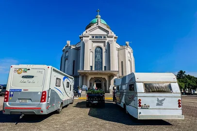 Ocorreu na manhã deste sábado (26) a 11ª Romaria dos Motorhomes ao Santuário Diocesano de Nossa Senhora de Caravaggio, em Farroupilha. Mais de setenta veículos e mais de mil pessoas participaram do encontro, que faz parte da preparação para a 146ª Romaria de Nossa Senhora de Caravaggio.<!-- NICAID(16025187) -->