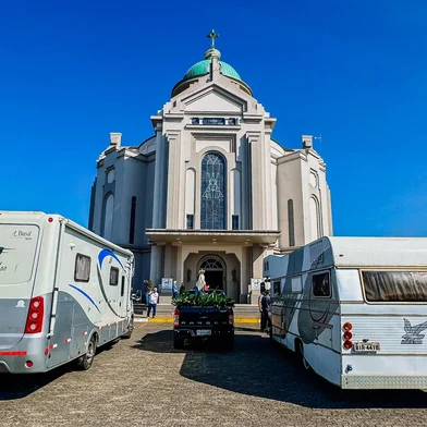 Ocorreu na manhã deste sábado (26) a 11ª Romaria dos Motorhomes ao Santuário Diocesano de Nossa Senhora de Caravaggio, em Farroupilha. Mais de setenta veículos e mais de mil pessoas participaram do encontro, que faz parte da preparação para a 146ª Romaria de Nossa Senhora de Caravaggio.<!-- NICAID(16025187) -->