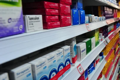 CAXIAS DO SUL, RS, BRASIL, 01/04/2022. Passam a valer nesta sexta-feira (1º) novos valores para cerca de 13 mil apresentações de medicamentos disponíveis no mercado varejista brasileiro, a partir do reajuste anual aprovado em 10,89%. Segundo o Sindicato dos Produtos da Indústria Farmacêutica (Sindusfarma), o reajuste não é automático, nem imediato, uma vez que a concorrência regula os preços, o que também pode fazer com quem, em alguns medicamentos, o aumento sequer seja registrado. (Porthus Junior/Agência RBS)<!-- NICAID(15057293) -->