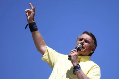Brazilian President and re-election candidate Jair Bolsonaro speaks to supporters during a rally in Campinas, Sao Paulo state, Brazil, on September 24, 2022. - Brazil holds its presidential elections on October 2. (Photo by Miguel SCHINCARIOL / AFP)<!-- NICAID(15216232) -->