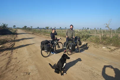 No final do mês de julho, três meses após a maior enchente do Rio Grande do Sul, os jornalistas Eduardo Seidl e Raphaela Donaduce Flores percorreram de bicicleta o caminho que as águas fizeram, a partir do Guaíba, em Porto Alegre, até encontrar o mar, na praia do Cassino. Em sete dias, foram 502 quilômetros pedalados, pela costa Oeste da Lagoa dos Patos, com paradas nas cidades de Barra do Ribeiro, Tapes, Arambaré, São Lourenço, Pelotas e Rio Grande.<!-- NICAID(15869084) -->