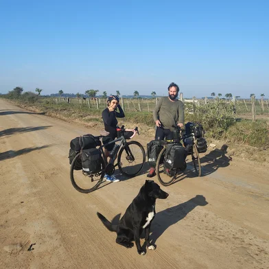No final do mês de julho, três meses após a maior enchente do Rio Grande do Sul, os jornalistas Eduardo Seidl e Raphaela Donaduce Flores percorreram de bicicleta o caminho que as águas fizeram, a partir do Guaíba, em Porto Alegre, até encontrar o mar, na praia do Cassino. Em sete dias, foram 502 quilômetros pedalados, pela costa Oeste da Lagoa dos Patos, com paradas nas cidades de Barra do Ribeiro, Tapes, Arambaré, São Lourenço, Pelotas e Rio Grande.<!-- NICAID(15869084) -->