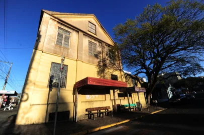 FARROUPILHA, RS, BRASIL, 04/09/2019. A preservação do Moinho Covolan, em Farroupilha, a por discussão junto à comunidade de Farroupilha pelo menos desde 2013. A estrutura histórica que era utilizada para a preparação de trigo entre 1940 e 1980 está no centro de uma disputa judicial que envolve os 16 proprietários do prédio. De um lado está um dos herdeiros, Gustavo Covolan, que visa evitar a venda do terreno a partir da aprovação do tombamento, e do outro, boa parte dos demais descendentes da família que hoje dividem a posse do antigo moinho, que são são favoráveis à venda. O terreno já a por processo de leilão, que deve ocorrer até o final do ano. (Porthus Junior/Agência RBS)<!-- NICAID(14235524) -->