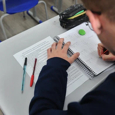 FLORES DA CUNHA, RS, BRASIL, 30/09/2022. Projeto de recuperação da aprendizagem das escolas municipais de Flores da Cunha foi destacado pelo Ministério Público. Reforço no contraturno busca ajudar alunos que tiveram dificuldades diante das adaptações das aulas durante pandemia. Além deste apoio pedagógico em Língua Portuguesa e Matemática, projeto também conta com psicólogas para lidar com questões emocionais e sociais dos alunos. (Bruno Todeschini/Agência RBS)<!-- NICAID(15225829) -->