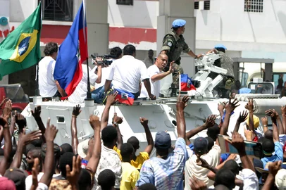Ver Descrição / Ver Descrição Porto Príncipe (Haiti) - A Seleção Brasileira de Futebol seguiu do aeroporto para o estádio em URUTUS do exército, sendo assediados pela população local. Fonte: ABr Fotógrafo: Antônio Milena<!-- NICAID(974049) -->