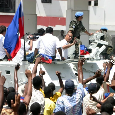 Porto Príncipe (Haiti) - A Seleção Brasileira de Futebol seguiu do aeroporto para o estádio em URUTUS do exército, sendo assediados pela população local. Fonte: ABr Fotógrafo: Antônio Milena<!-- NICAID(974049) -->