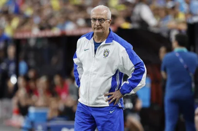 LAS VEGAS, NEVADA - JULY 06: Dorival Junior, Head Coach of Brazil looks on prior to during the CONMEBOL Copa America 2024 quarter-final match between Uruguay and Brazil at Allegiant Stadium on July 06, 2024 in Las Vegas, Nevada.   Kevork Djansezian/Getty Images/AFP (Photo by KEVORK DJANSEZIAN / GETTY IMAGES NORTH AMERICA / Getty Images via AFP)<!-- NICAID(15807796) -->