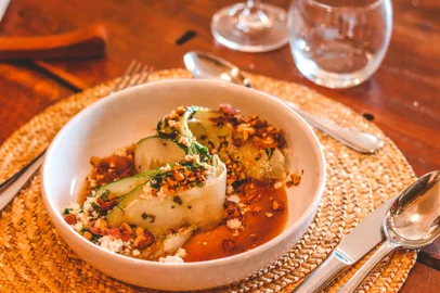 colheita butique sazonal , restaurante , destemperados , colheita , telha , polvo , croqueta , polenta com camarão , salada de pepino com melão , nozes e caramelo de soro de leite<!-- NICAID(15418338) -->