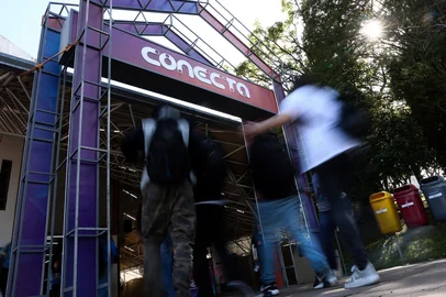 SÃO LEOPOLDO, RS, BRASIL, 18-09-2025: Evento Conecta Unisinos lota campus de São Leopoldo com estudantes que procuram informações para escolherem suas carreiras profissionais em oficinas e palestras sobre cursos superiores da instituição. Foto: Jonathan Heckler/Agência RBS<!-- NICAID(16127186) -->