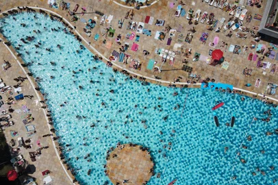 CALOR EM SÃO PAULOSP - CLIMA/SP/CALOR/RECORDE - GERAL - Movimento de banhistas na piscina do Sesc Belenzinho, na zona leste da capital,   neste sábado, 23. Se o calor já tem sido intenso ao longo de toda a semana em São   Paulo, ele deve atingir seu auge neste fim de semana, exigindo cuidados redobrados   com a exposição solar e a desidratação. Segundo o Centro de Gerenciamento de   Emergências (CGE) da Prefeitura, os termômetros podem registrar recorde no ano:   36ºC na tarde de domingo, 24. A umidade relativa do ar despenca ainda mais.    23/09/2023 - Foto: BRUNO ROCHA/ENQUADRAR/ESTADÃO CONTEÚDOEditoria: GERALLocal: SÃO PAULOIndexador: BRUNO ROCHAFonte: Agencia EnquadrarFotógrafo: ENQUADRAR<!-- NICAID(15549510) -->