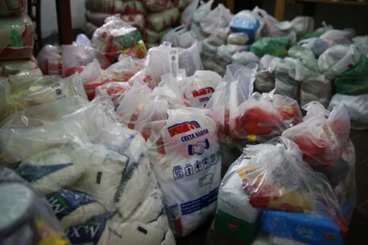 PORTO ALEGRE, RS, BRASIL - 09.04.2021 - Matéria especial vai falar sobre o trabalho que a Pastoral Social de arrecadar alimentos para a distribuição em cestas básicas a cerca de 130 família de vulnerabilidade social, das regiões próximas da igreja. Nesse período de pandemia, agora, a São Jorge pede doações de alimentos não perecíveis para a distribuição.(Félix Zucco/Agencia RBS)<!-- NICAID(14754458) -->