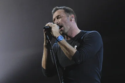 Chris Martin of British band 'Coldplay' duets with a recording of late British pop icon George Michael during the BRIT Awards 2017 ceremony and live show in London on February 22, 2017. (Photo by Justin TALLIS / AFP) / RESTRICTED TO EDITORIAL USE, TO ILLUSTRATE THE EVENT AS SPECIFIED IN THE CAPTION, NO POSTERS, NO USE IN PUBLICATIONS DEVOTED TO ARTISTSEditoria: ACELocal: LondonIndexador: JUSTIN TALLISSecao: musicFonte: AFPFotógrafo: STF<!-- NICAID(14978397) -->