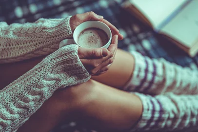 *A PEDIDO DE MARY SILVA* Mulher tomando chocolate quente - Foto: Goffkein/stock.adobe.comIndexador: Khaletski Siarheigoffkein.proFonte: 295599159<!-- NICAID(15127903) -->