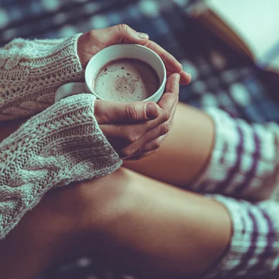 *A PEDIDO DE MARY SILVA* Mulher tomando chocolate quente - Foto: Goffkein/stock.adobe.comIndexador: Khaletski Siarheigoffkein.proFonte: 295599159<!-- NICAID(15127903) -->