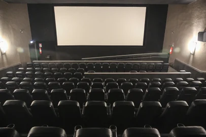 PORTO ALEGRE, RS, BRASIL - 2021.05.19 - A capa do 2cad será sobre a reabertura dos cinemas na quinta-feira. Cinema GNC Moinhos se prepara para reabertura, com destaque para o filme oscarizado Nomadland. (Foto: ANDRÉ ÁVILA/ Agência RBS)Indexador: Andre Avila<!-- NICAID(14787550) -->