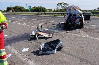 Duas pessoas ficam feridas em engavetamento na BR-392 em Rio Grande<!-- NICAID(16166384) -->