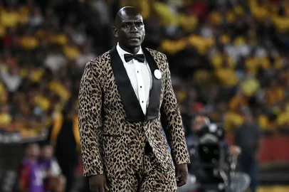 (FILES) Barcelona's coach Segundo Castillo watches his players from the touchline during the Copa Libertadores group stage football match between Ecuador's Barcelona and Argentina's River Plate at the Monumental Banco Pichincha stadium in Guayaquil, Ecuador, on May 8, 2025. From a superb brindle dinner jacket to a stylish tailored suit inspired by an Indigenous poncho, in 2025 Ecuadorean football is displaying a peculiar identity that attracts fans of style and sport. Barcelona de Guayaquil, led by Segundo Castillo, and Mushuc Runa, the surprise team of the 2025 Copa Sudamericana, are examples in Ecuador of the relationship between football and fashion, an alliance of industries that moves millions of dollars. (Photo by MARCOS PIN / AFP)<!-- NICAID(16052842) -->