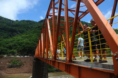 NOVA ROMA DO SUL, RS, BRASIL, 20/01/2024. Financiada pela comunidade, ponte Nossa Senhora de Caravaggio é inaugurada com festa em Nova Roma do Sul. Estrutura original foi levada pela cheia do Rio das Antas em 4 de setembro de 2023. Depois de 138 dias, trânsito para veículos foi liberado na RS-448, retomando a ligação da cidade com Farroupilha. (Bruno Todeschini/Agência RBS)Indexador: BTK<!-- NICAID(15656146) -->