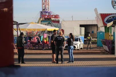 GUAÍBA,  RS, BRASIL, 20-04-2026: Onze pessoas ficam feridas em acidente em parque de diversões em Guaíba. Segundo a prefeitura, não há feridos em estado grave; o local está suspenso temporariamente. Policia Civil faz vistoria no local do acidente. Foto: Ronaldo Bernardi/Agência RBS<!-- NICAID(16269118) -->